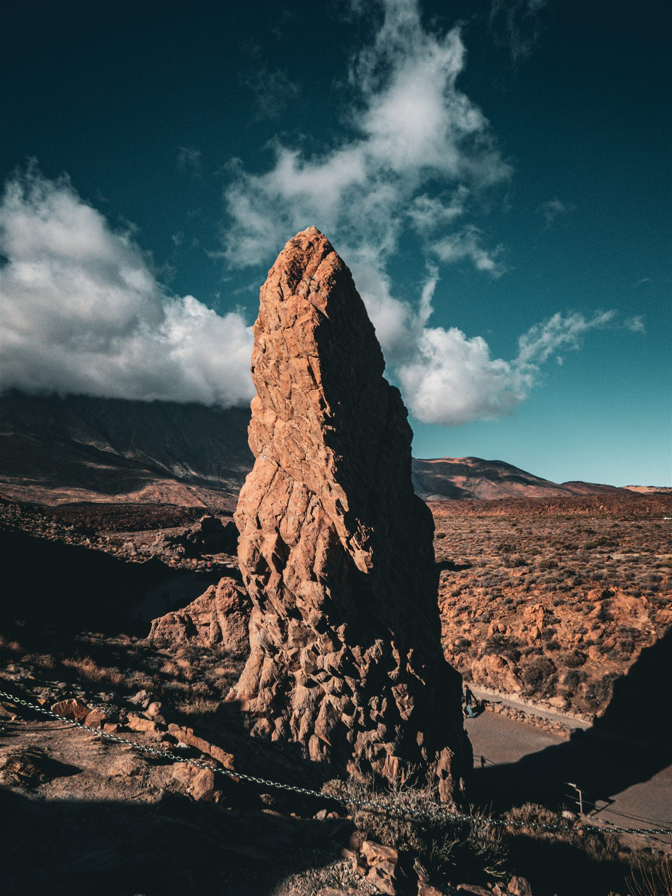 Monolithe de lave dans un paysage minéral, parc national du Teide